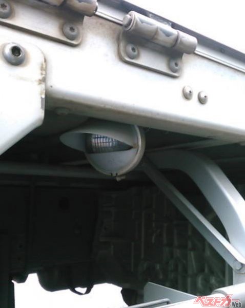 これがメーカー純正の「路肩灯」。この位置に眩しい違法LEDライトを装着する大型トラックが続出
