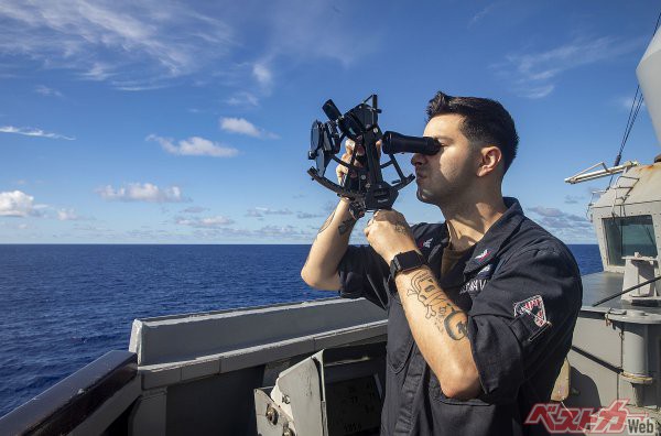六分儀を操作するアメリカ海軍の水兵。六分儀は物標の高低や夾角などを測定するための航海機器で、天測でも使用される。航法装置が大きく発達した現代でも、各国の海軍で航法の基本として六分儀の扱いを訓練する