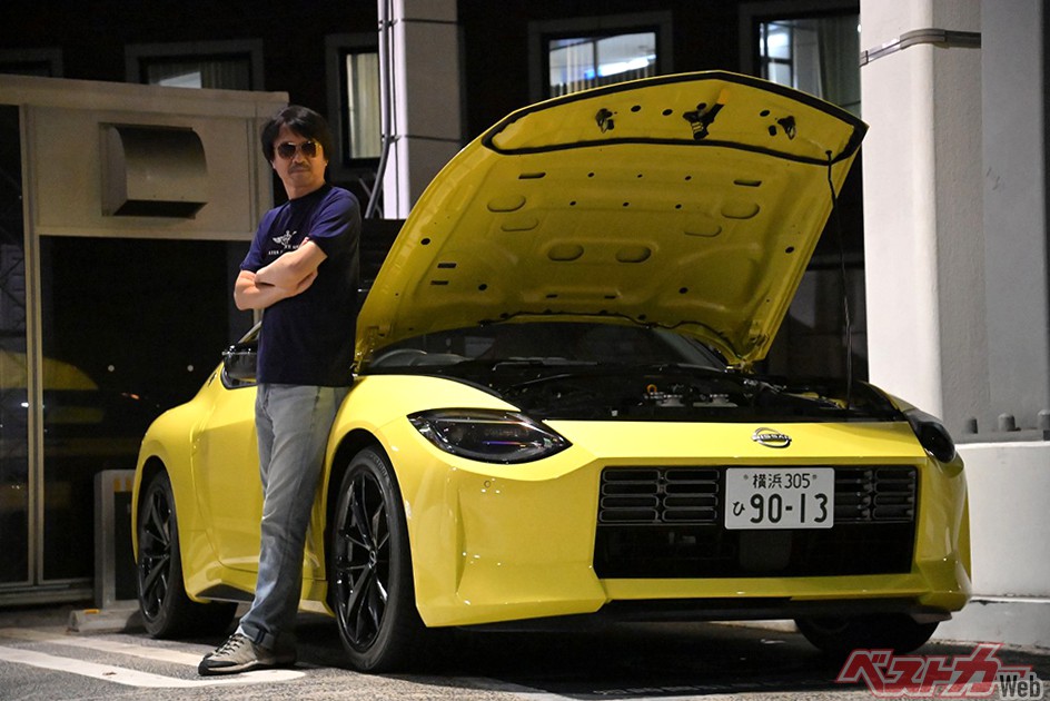 日産 新型フェアレディZの傍らでポーズを決める清水草一氏。イカしてるぜ兄さん!! イカしてるぜZ!!