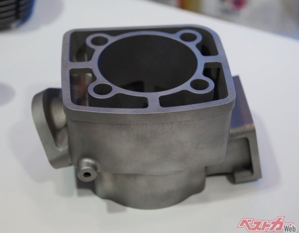 2ストロークの人気絶版車、RZ350のシリンダーも金属3Dプリンターで製作。ウォータージャケットや柱付きポートなどの複雑な構造をそっくり再現できる