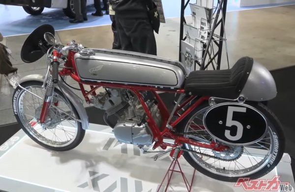 東京オートサロンに展示されたホンダCR110カブレーシング（1962年発売）。金属3Dプリンターで製作したシリンダーを組み込み済みだ