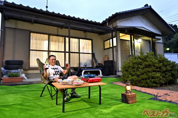 3台の愛車を置いてもまだ庭が残る極楽浄土。バーベキューもできる(撮影/雪岡直樹)