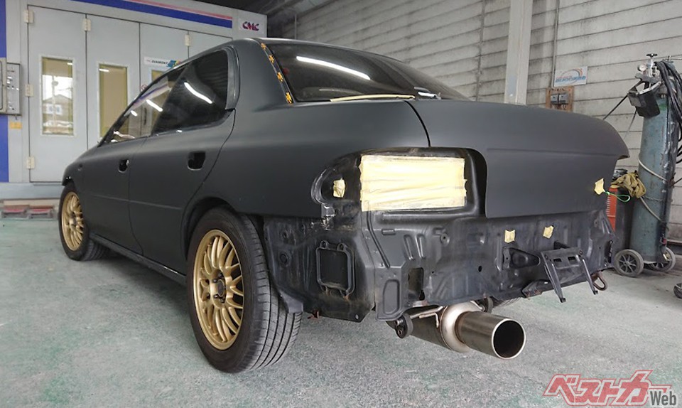 オールペンは埼玉県川口市の「カーメイトサクセス」に依頼。低予算メニューながらエクボもキレイに