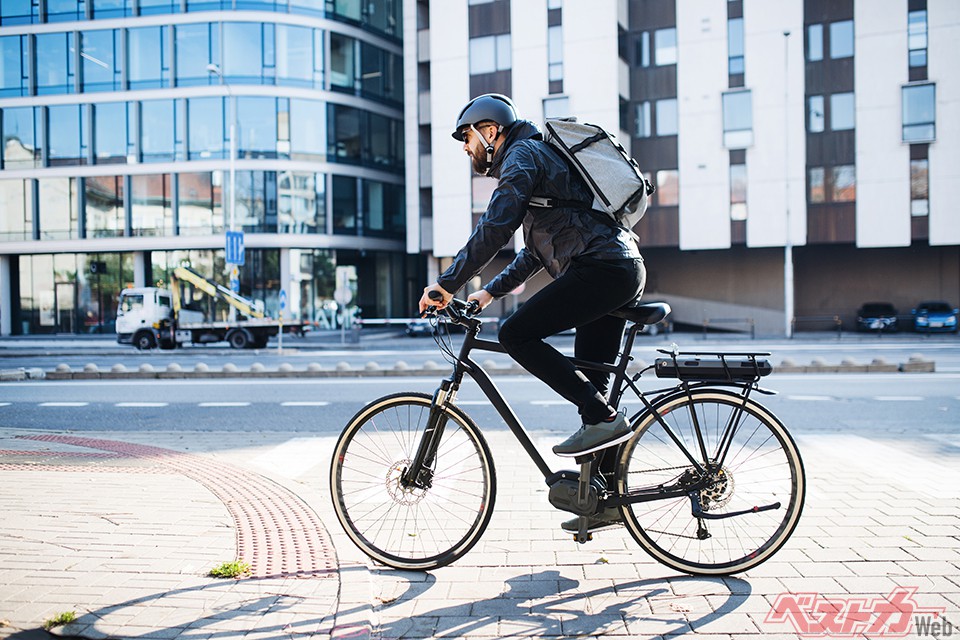 2023年4月1日から、自転車利用者のヘルメット着用が「努力義務」となる（Halfpoint＠AdobeStock）