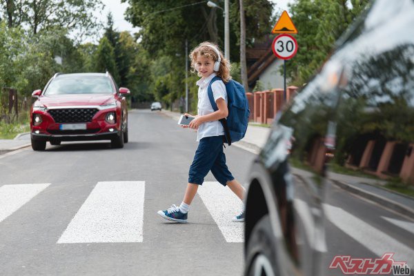 ルールや罰則を厳しくするだけでは減っていかない交通事故を1件でも減らすため、歩行者もドライバー二輪車も、できるかぎり、思いやりの気持ちを忘れないようにしたいもの（PHOTO：Adobe Stock_Photographee.eu）