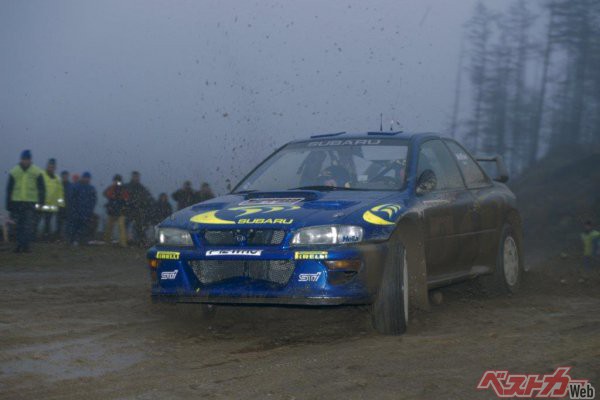 1997年WRC最終戦のウェールズ・ラリーグレートブリテンを疾走する初代インプレッサWRカー1997。マクレーは優勝を果たすが、ドライバーズランキングでは惜しくも1ポイント差で三菱のT・マキネンの後塵を拝した