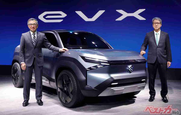 2023年1月のオートエキスポ2023で公開された、スズキのEVコンセプト「eVX」。鈴木俊宏社長（左）、近未来のスズキをどう舵取りするのか？