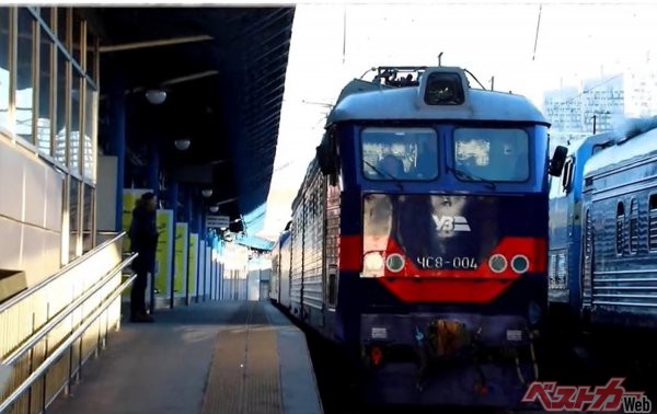 ウクライナ国営鉄道の旧ソ連製電気機関車のChS8。8軸機関車で日夜ウクライナとポーランドの人流物流を支えている。キーウ入りの往路、バイデン大統領を乗せた客車を牽引した<br>※バイデン大統領公式Twitter @POTUSより