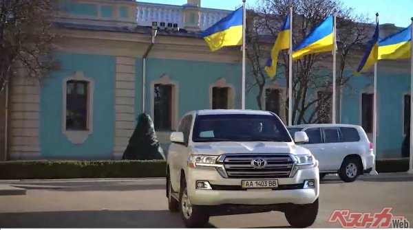 ウクライナ大統領官邸に到着したランクル専用車。予備を含め2台が存在し、ウクライナの一般車と同様のナンバープレートを装着していた<br>※ゼレンスキー大統領公式Twitter　@ZelenskyyUaより　
