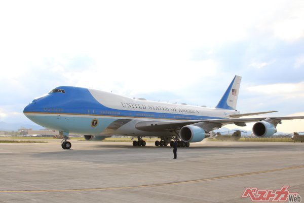 訪問先の空港でボーイング747が着陸できないなどの理由を除き、基本的に大統領はこのB747をベースとした大統領専用機VC-25に搭乗する。世界で一番有名な「エアフォースワン」だ(写真：有村拓真)