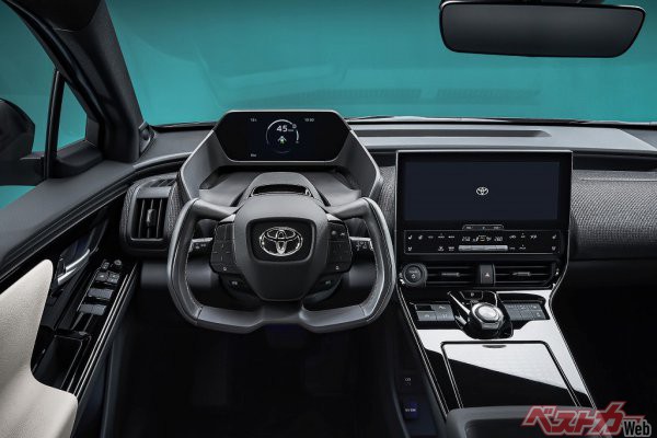 2021年に登場したトヨタのバッテリーEV「bZ4X」のワンモーショングリップ。SBW（ステア・バイ・ワイヤ）を利用してVGS（可変ステアリングホイールギヤシステム）を採用