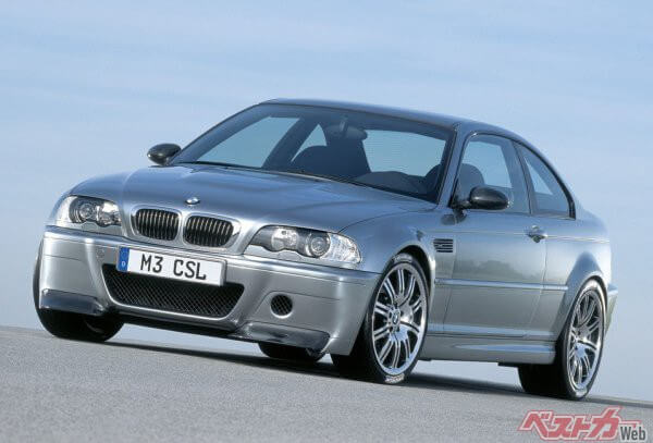 E46型BMW M3CSL。ノーマル仕様のE46型M3に比べて約110kgもの軽量化が施されたスペシャルモデルだ