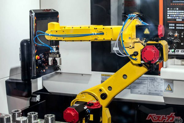 工場の自動化に欠かせないファナックの産業用ロボット（prescott09@Adobestock）
