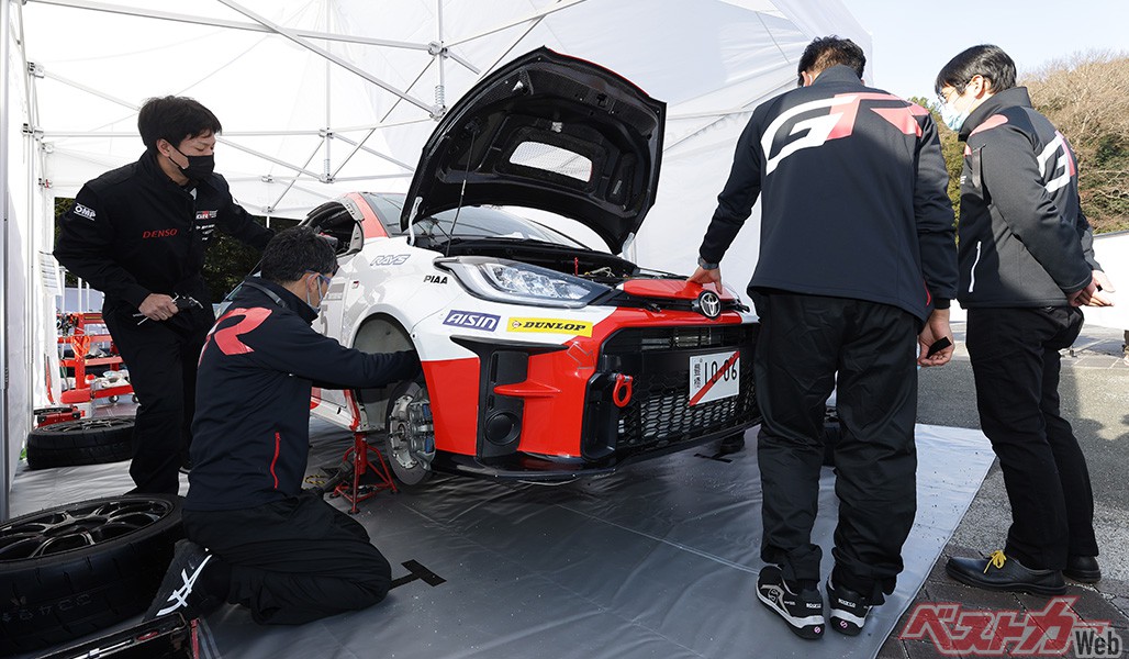 GR YARIS GR4 Rally DATの整備作業を行う凄腕技能養成部メカニック