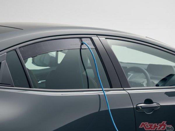 ドアガラスを閉じたままで、外部給電できるアタッチメントを標準装備させた。それにより、雨天時においての使用や、外部からの室内への虫などの侵入を防ぐ