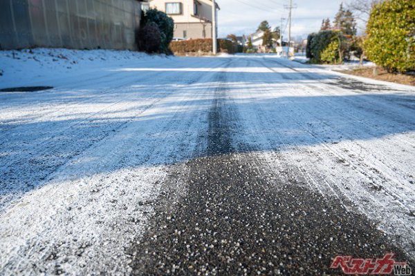 降雪地域では、路面に融雪剤がまかれている。成分は主に、塩化カルシウムや塩化ナトリウムなどの塩分であり、こちらも錆につながる（PHOTO：Adobe Stock_kikisora）