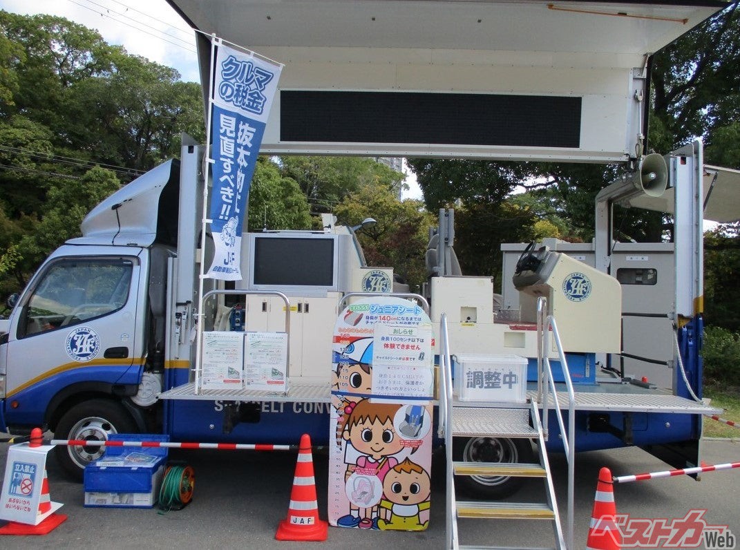 シートベルト効果体験車