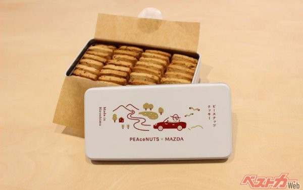 ピースナッツカフェのイメージキャラクター「Seraちゃん」がマツダロードスターでドライブを楽しむ様子をデザインした缶がかわいい!! そのなかには、広島県世羅町の落花生PEAceNUTSを使用したクッキーが入っている