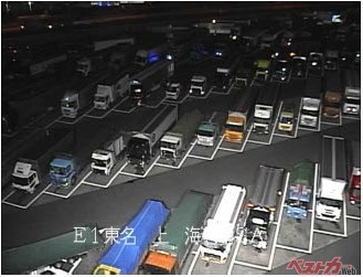 東名 海老名SAの例。23時過ぎから深夜割引待ちの車両が滞留し、満車となっている