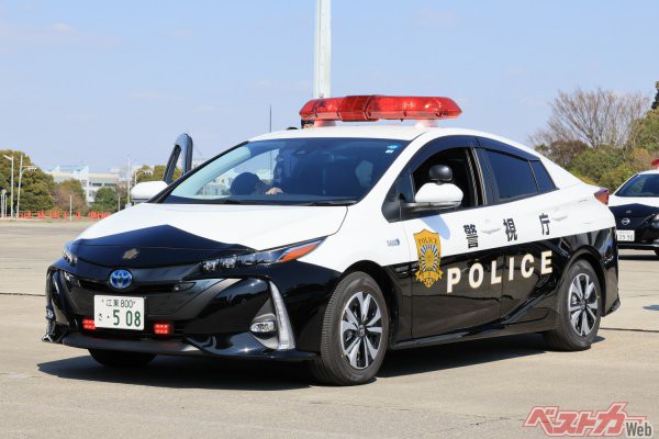 最新の60系ではなく、旧型となった50系が今回の導入車。プリウスPHVパトカーは2017年に熊本県警に寄贈で導入されたほか、宮城県警察にも2代前のモデルが2013年に導入されている。今回導入された警視庁の車両は、白黒の塗り分けのバランス等を担当者らが考証を重ねてこのようなデザインになったという