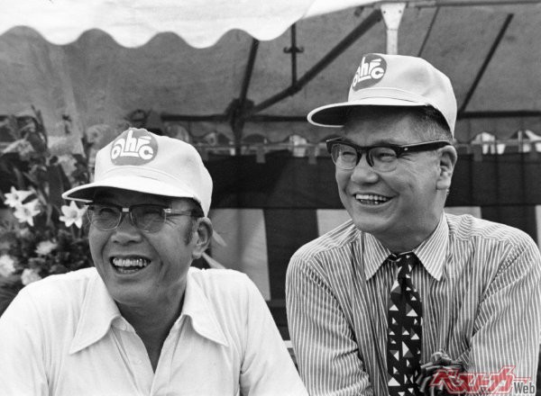 1973年、本田宗一郎氏（左）と藤澤武夫氏（右）のふたりがそろって引退した年の1シーン。重圧から解放されたのか、爽やかな笑顔が非常に印象的だ