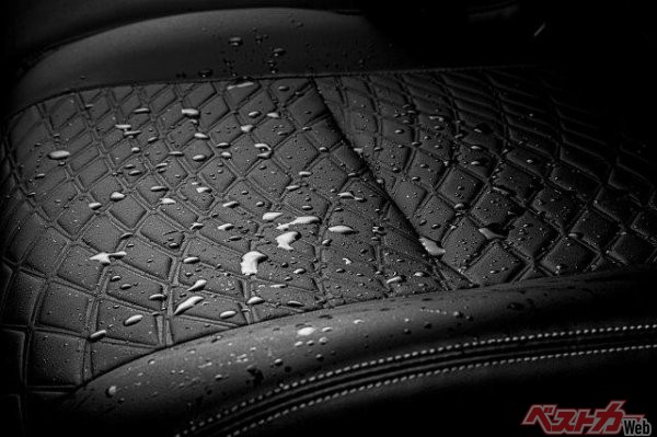 写真は、ルークスハイウェイスターアーバンクロムの好評アイテムである防水シート。そのほかに専用デザインの15インチアルミホイール、専用ボディカラーが用意されている(グレード別)