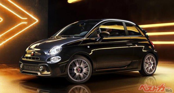 アバルト695ツーリズモには、ハッチバックとカブリオレの2種類が用意されている(全長3660×全幅1625×全高1490mm/WLTCモード:13.2km/h)