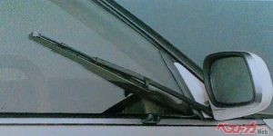 サイドウィンドウワイパー （1988年6代目マークII） ミラーやヘッドライトじゃなく、サイドウィンドウについている数あるワイパー系珍装備のなかの王様。スイッチを押すとサイドウィンドウの下から上に向かってワイパーが作動するというスグレモノ