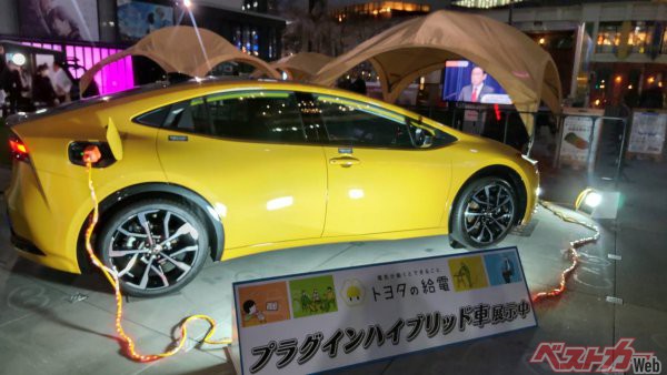 同イベントのスポンサーであるトヨタが提供するプラグインハイブリッド車によるテレビへの電源供給もデモンストレーションされていた