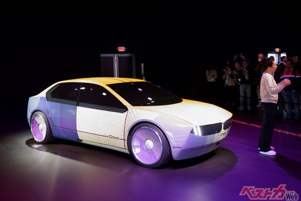BMWは未来型ミッドサイズセダンの「iヴィジョンDee」を発表