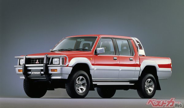 三菱自動車のピックアップトラックといえば「ストラーダ」を思い出すファンも多いはず。1990年代前半、日本でも盛り上がったピックアップブームで、独特の存在感とパジェロブームを背景に人気を獲得。トヨタハイラックス、日産ダットサンなどと並んで活躍した