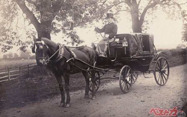 1890年代のイギリス式馬車。馬の右側に鞭を当てるのですれ違いは左側通行のほうがやりやすかったという（Archivist@Adobestock）