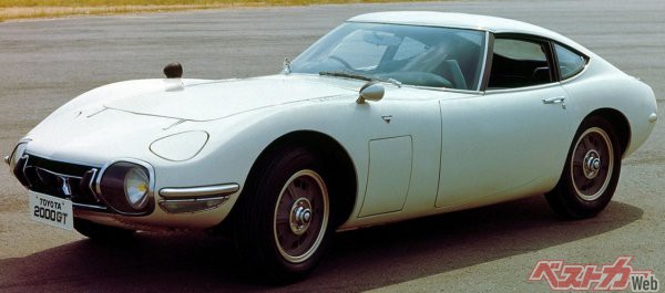 1967年にデビューした「トヨタ2000GT」。前年には、スピードトライアルで世界記録を樹立した名車中の名車