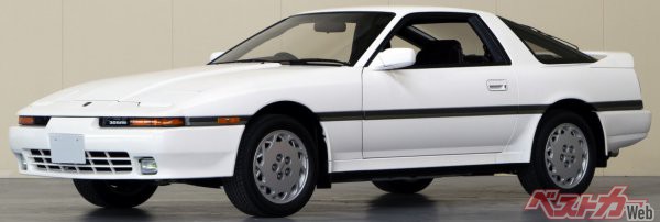 1986年にデビューしたA70型スープラ、セリカXXの車名を廃止して日本でもスープラを名乗る。ロングノーズ/ショートデッキの3ドアハッチバックスタイルが特徴、トップグレードには230PSを発揮する3L直6ターボエンジンを搭載
