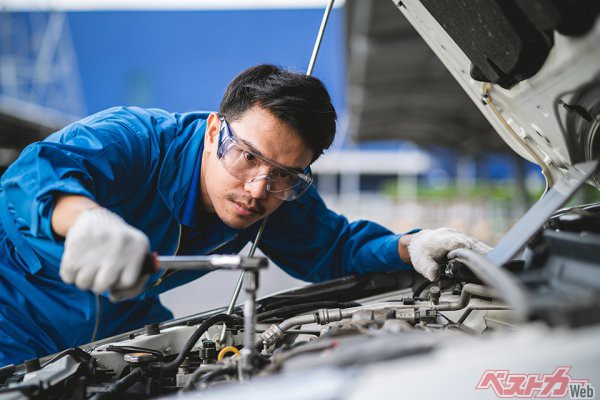 営業マンとは反対に、整備士には転勤が多い。3年から5年周期で異動を繰り返し、徐々に整備の腕を磨いていくためだ（anuchit＠AdobeStock）