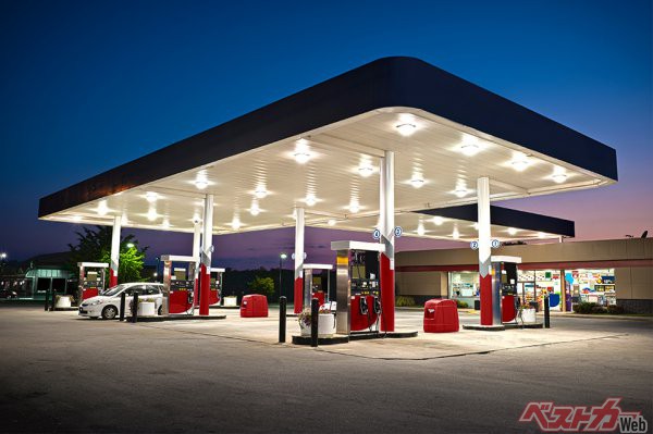 低燃費なクルマやEVの普及によって、ガソリンスタンドの数はピーク時の半分以下となっている（Carolyn Franks＠AdobeStock）