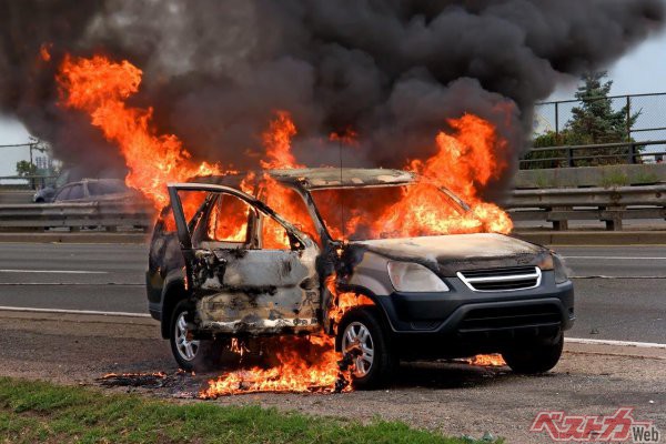 日本では年間3600件の車両火災が発生し、原因は排気系、電気系、エンジンなど（vladimir kondrachov-stock.adobe.com）