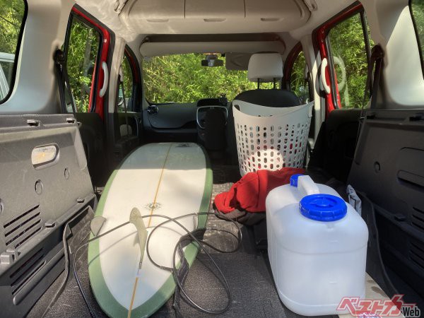 筆者が所有する先代ルノーカングーの車内にはサーフィン用具が満載！