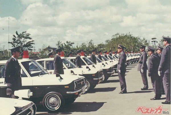 ズラリと並ぶのはパブリカパトカー。1973年初夏、秋田県警で撮影された一枚。50年前の貴重な写真と資料を掲載するとともに「パブリカパトカーの導入秘話」を明かす