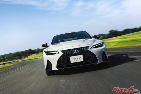 現行型IS自体は、2013年にモデルチェンジしてすでに10年近くが経過していたが、エンジンの魅力で一躍人気モデルに!