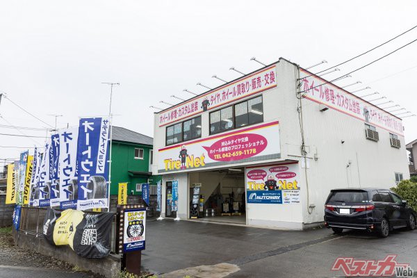 東京・八王子の「タイヤネット八王子」さん。同店はタイヤピットのサテライトショップ。サテライトショップでは店舗で直接オートウェイが取り扱う輸入タイヤを購入することもできます(在庫などは店舗に直接ご確認ください)