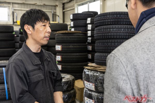 タイヤに関する質問にも丁寧に答えて下さる片田さん。スタッフさんからタイヤ選びのアドバイスをもらえる所もサテライトショップの魅力