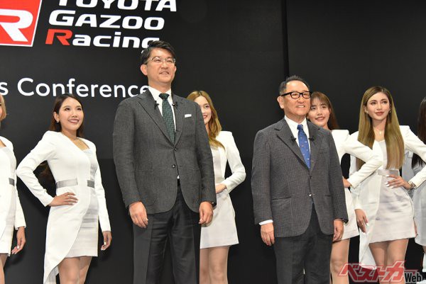 2023年1月の東京オートサロンで登壇した豊田章男会長（右）と次期社長の佐藤恒治GRカンパニープレジデント（左）