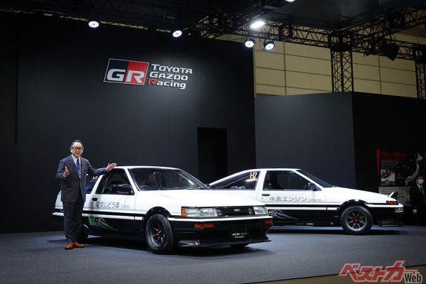 東京オートサロンで、AE86を水素エンジン車、バッテリーEVに改造したコンセプトカーを出展し、「クルマ好きだからこそできるカーボンニュートラルの道がある」と語ったトヨタの豊田章男会長