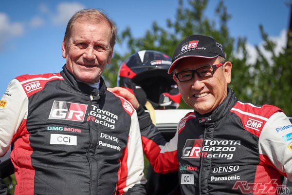水素エンジンGRヤリスのデモ走行では、元WRC王者のユハ・カンクネン氏（左）がコドライバーを務め、モリゾウこと豊田章男会長（右）がハンドルを握った