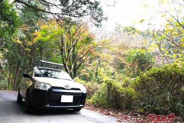 撮影車のボディカラーはベージュ。ヘッドライトにはLEDバルブが使用されている