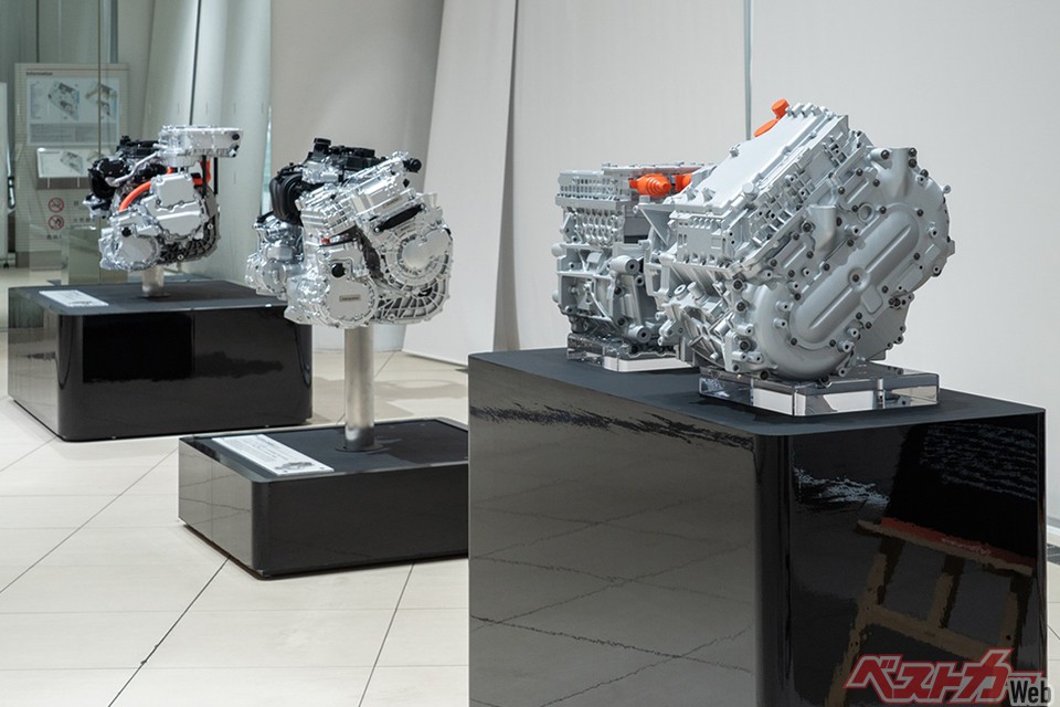 日産新電動パワートレーンの試作ユニット。EVとe-POWERで部品の共用化、モジュール化を推進し、コスト削減を目指す