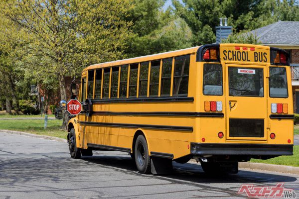 アメリカではスクールバスの権限が強い。追い越しは厳禁だ（ungvar@Adobestock）