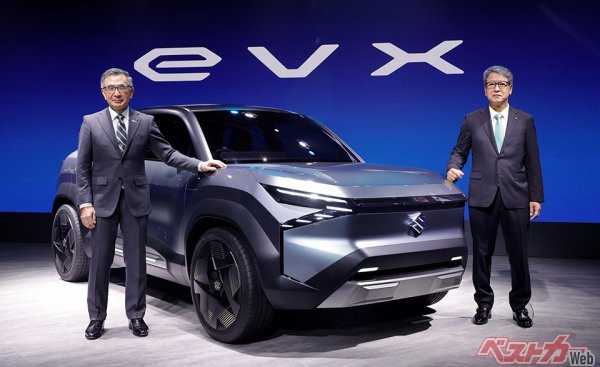 2023年1月のインドのオートエキスポ2023で公開されたスズキのEVコンセプト「eVX」。写真左はスズキの鈴木俊宏社長、右はマルチ・スズキの竹内寿志社長