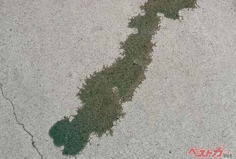 クルマの下から漏れている液体が無色透明ではなく、緑色や赤色だったら冷却液（ロング・ライフ・クーラント：LLC）の漏れだ